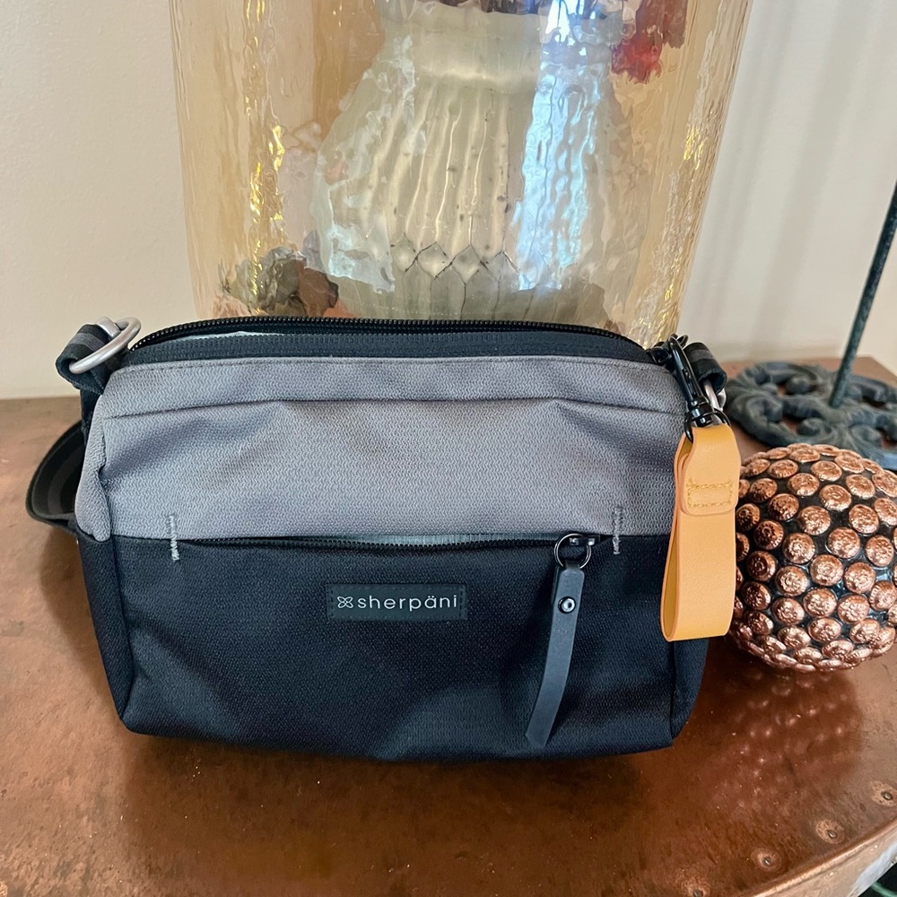 Sherpani olive green and black purse - never used